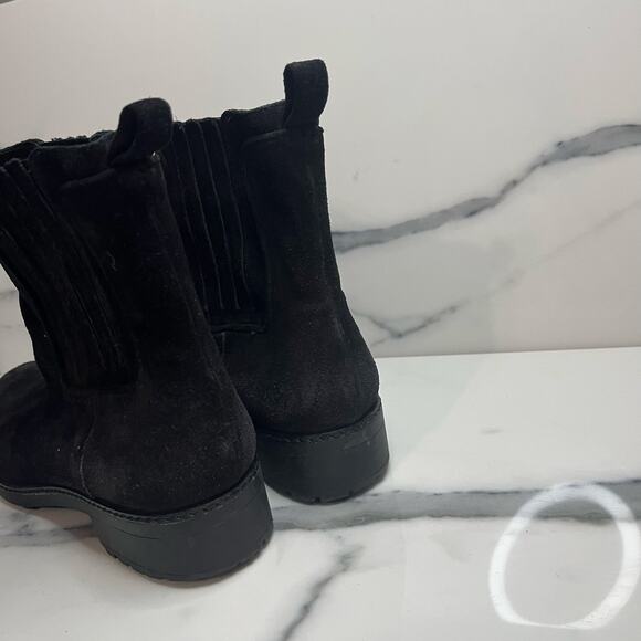 Via Spiga Women's Classic Black Suede Lug Sole Pull On Erisa Chelsea Boot Sz 8.5 - Picture 4 of 9